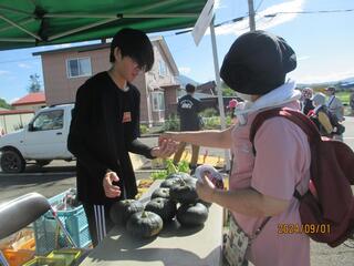 楽しそうに接客する会長　
