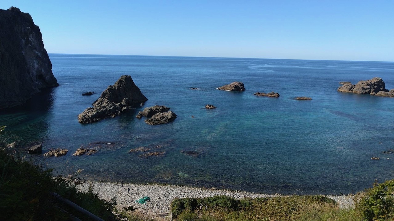 トンネルの先(島武意海岸)(中村明).jpg