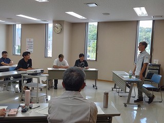 中崎農業士の話に熱心に聞き入る