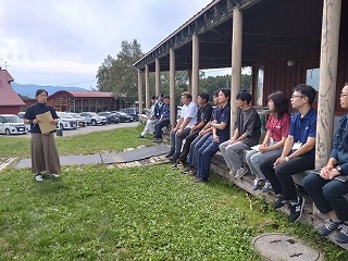 羊蹄山が映える建物の配置を見ながらお話を伺う