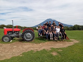 髙橋牧場で羊蹄山をバックに