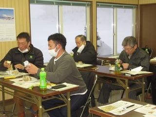 ゆめいころを試食する農業者