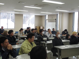 真剣に耳を傾ける受講者の様子