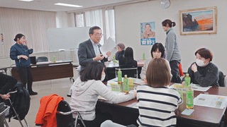 シロオビノメイガの標本を熱心に観察する会員