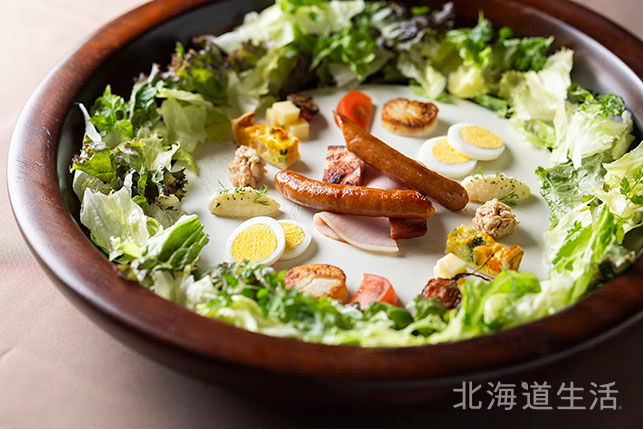 朝ごはんも野菜中心のプレートに、パンとスープ付き。サラダは「はつゆき LATE HARVEST」を使ったドレッシングで。
