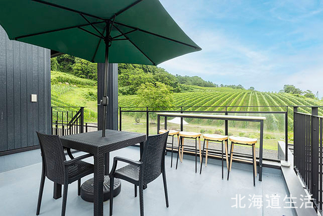 宿泊者専用テラスでは、ワインとともにBBQを楽しんだり、近隣のレストランからオードブルを取り寄せたりと、食事のスタイルも自由だ。