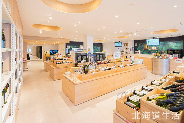 リニューアルしたショップには、地域の特産品も豊富にラインナップ。