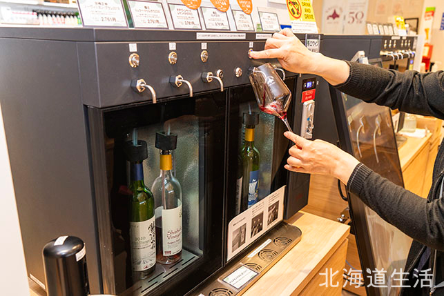 自分でワインを注げるワインサーバー。500円で6枚のコインに引き換え、1枚につき15mlが味わえる。