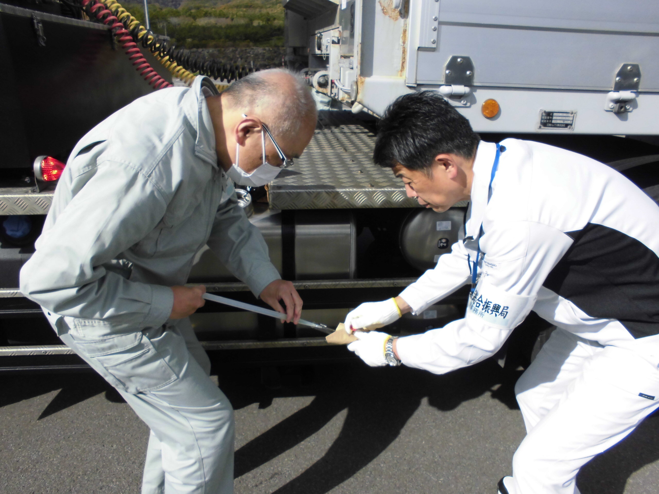 車両の燃料タンクよりサンプル採取