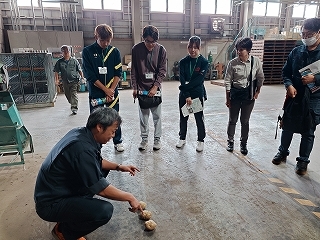 空洞センサーの精度を説明する戸田課長