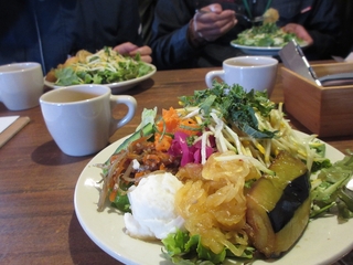 石狩近郊の野菜をふんだんに使用したサラダ