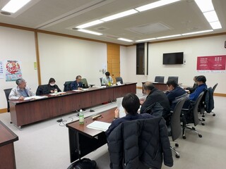 試験結果について報告している様子