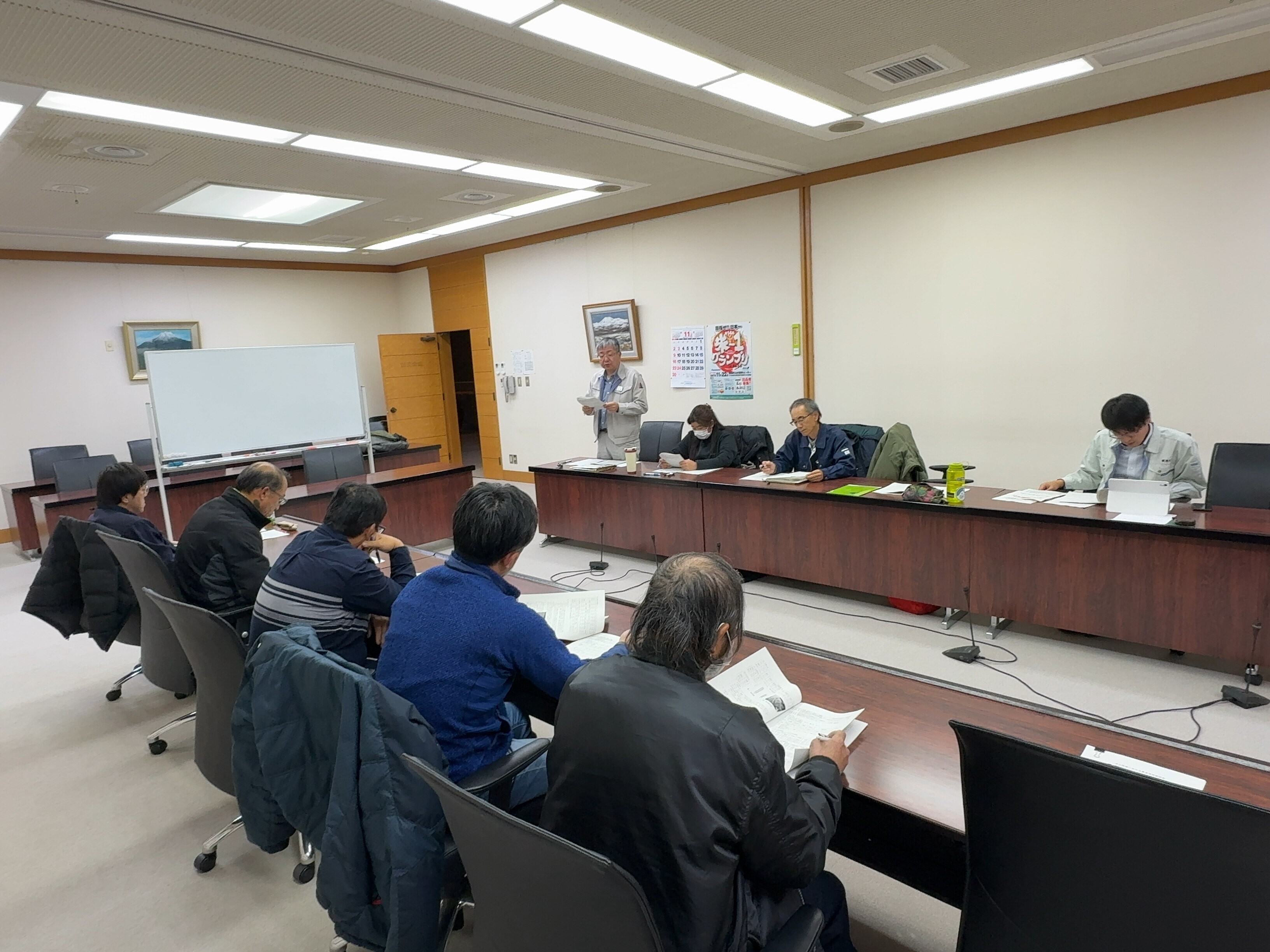 試験結果について報告している様子