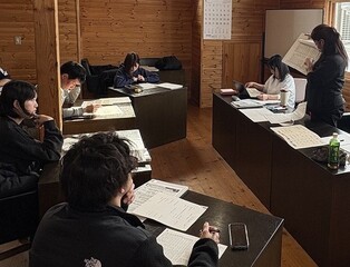 真剣に学ぶ受講生