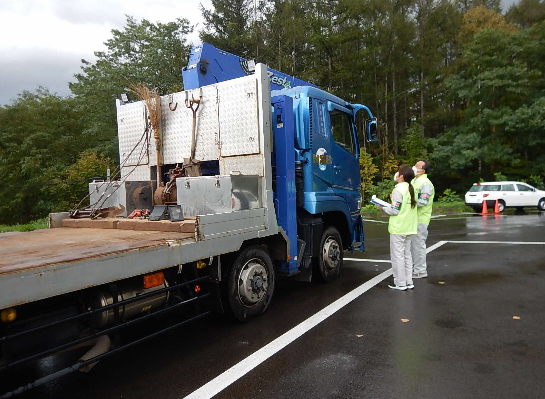 運搬車両への街頭指導の様子