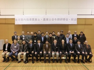 研修終了後、講師の波多野先生と参加者で記念撮影