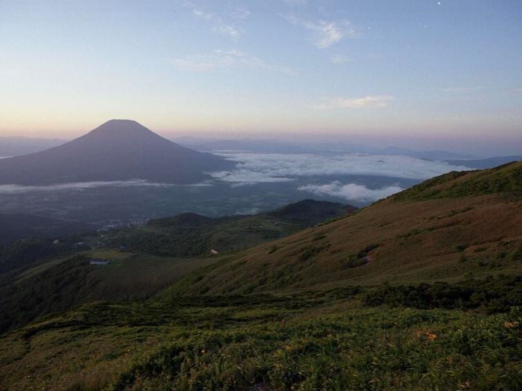 ニセコアンヌプリ_山頂付近から見える羊蹄山.JPG