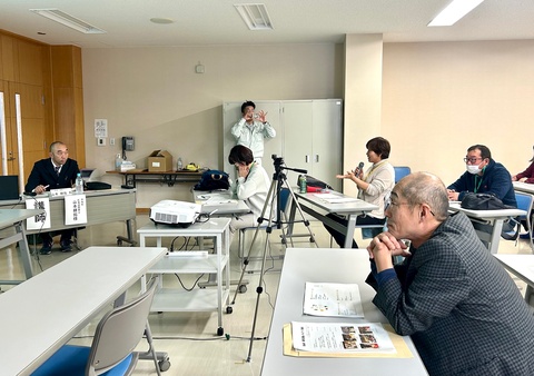 講師の山本氏(左)と小麦の商品化について質問する受講生(中央奥)