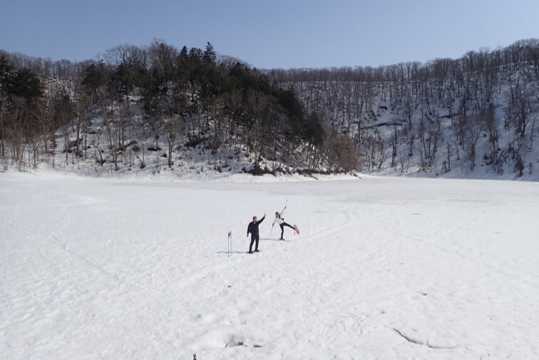 冬の湖 日没時のバイカル湖のつららと氷の洞窟 冬のバイカル湖 シベリア